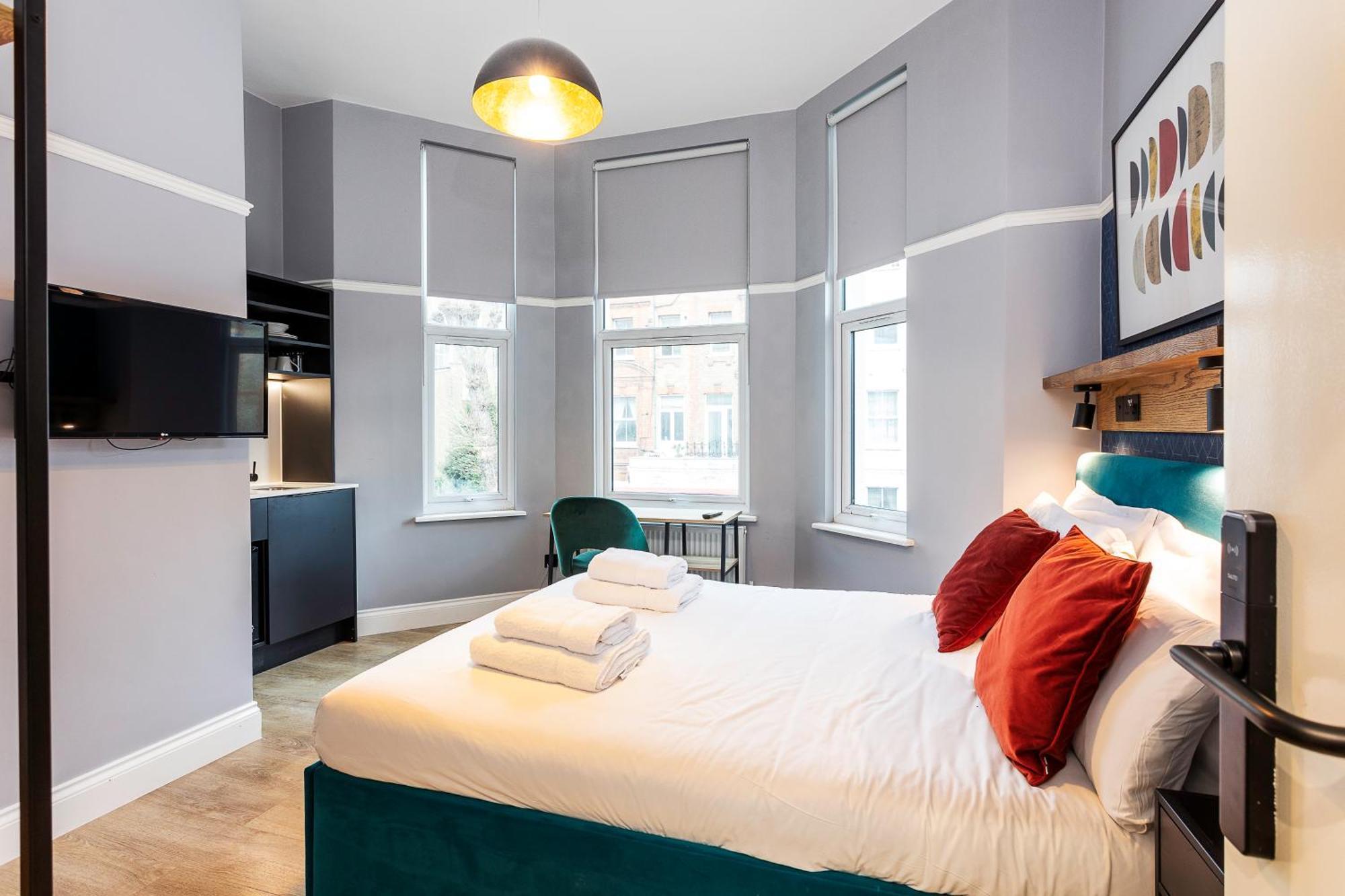 Kensington - Warwick Road Apartment